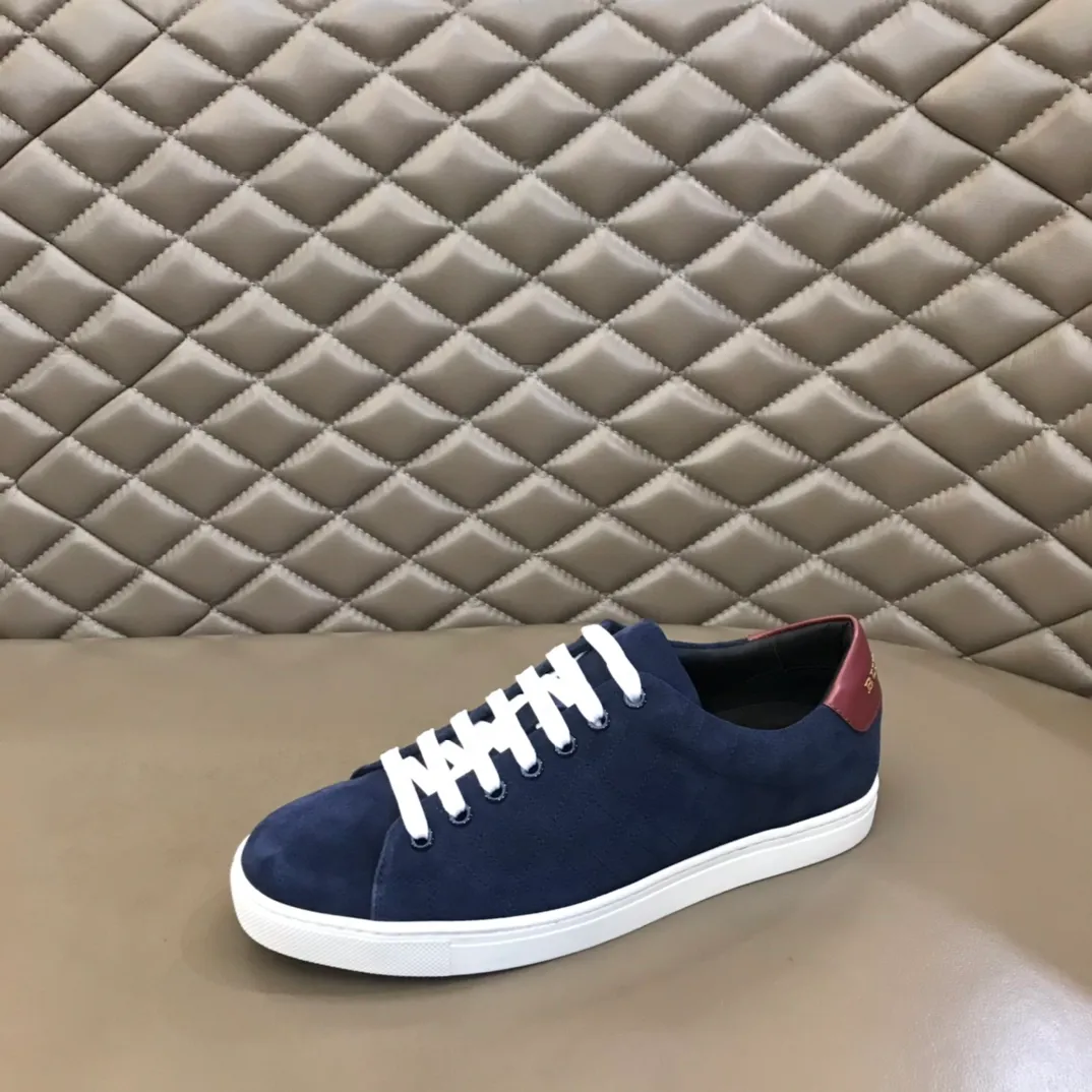 ¥380 B’s men’s classic low-top sneakers are reinterpreted in Vintage plaid cotton and cowhide materials, decorated with a new brand logo. First-layer cowhide lining, heel decorated with Burberry lettering embossed logo, original outsole 38-45